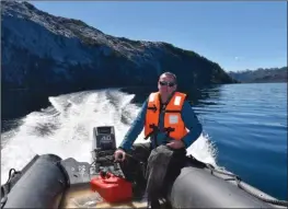  ??  ?? Les « seno » de la Terre de Feu s’apparenten­t à des fjords, pouvant être très abrités grâce aux falaises qui les bordent.