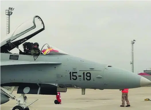  ?? EMAD ?? Uno de los F-18 españoles en la base de Fetesti