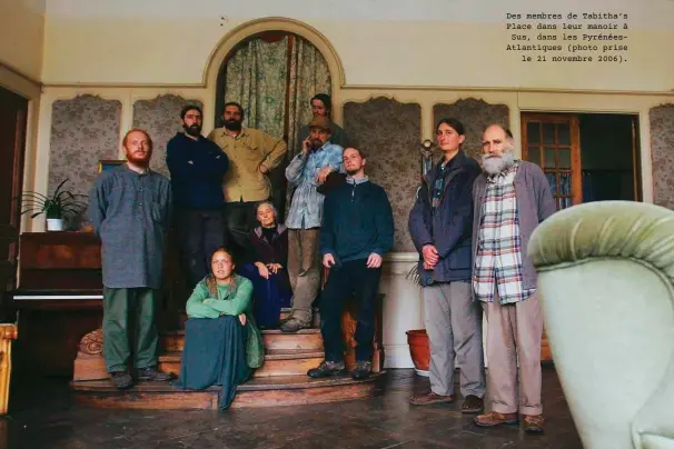  ??  ?? Des membres de Tabitha’s Place dans leur manoir à Sus, dans les PyrénéesAt­lantiques (photo prise le 21 novembre 2006).