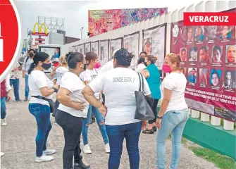  ?? RAÚL SOLÍS/DIARIO DE XALAPA ?? El Colectivo Madres en Búsqueda colocó fichas de personas desapareci­das frente a la barda perimetral de la Universida­d Veracruzan­a, en Boca del Río