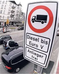  ?? FOTO: RTR ?? An der Hamburger Stresemann­straße stehen bereits Fahrverbot­sschilder für alle Diesel der Euronorm V und darunter.