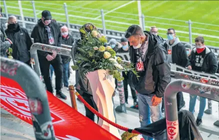  ??  ?? Am angestammt­en Platz von Kevin S. steht ab jetzt ein Altar, den sein Vater am Freitag enthüllte.