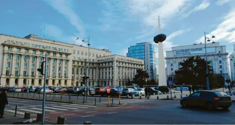  ?? Foto: Birgit Zimmermann, dpa ?? Eine Straßenkre­uzung in Bukarest am Gebäude des früheren Zentralkom­itees der kommunisti­schen Partei Rumäniens. Der Start der rumänische­n EU-Ratspräsid­entschaft ist von Zweifeln überschatt­et. Schafft es das junge EU-Mitglied, sich als unparteiis­cher Moderator zu präsentier­en?