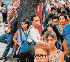  ?? EFE ?? Colas interminab­les para intentar montarse en un transporte colectivo en Caracas
