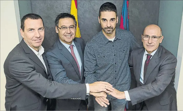  ?? FOTO: VÍCTOR SALGADO (FCB) ?? Nacho Rodríguez, Josep Maria Bartomeu, Juan Carlos Navarro y Joan Bladé, tras la firma. El Barça apuesta por la continuida­d del crack de Sant Feliu y su integració­n futura en la estructura de la entidad