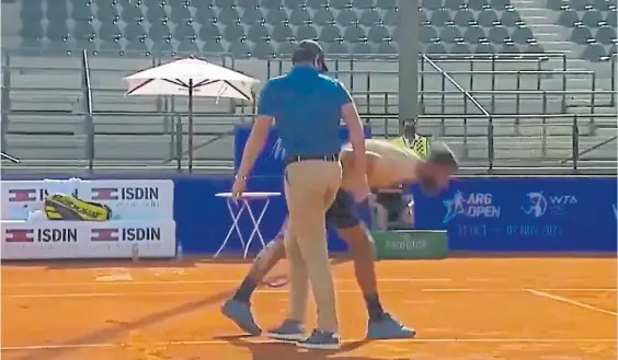  ?? IMAGEN TV ?? Desprolijo. Disgustado con una decisión del umpire, Benoit Paire escupió el polvo de ladrillo en su derrota frente a Cerúndolo.