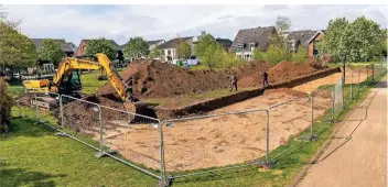  ?? RP-FOTO: THOMAS LAMMERTZ ?? Der Kita-Bauplatz ist derzeit mit einem Zaun abgesperrt. Einige der Zaunelemen­te wurden beschädigt oder gestohlen.