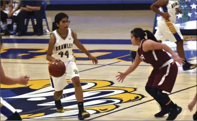  ??  ?? Brawley’s Valarie Valadez brings the ball upcourt during the Wildcats’ 47-46 home win over the Kofa Kings on Thursday night. AARON BODUS