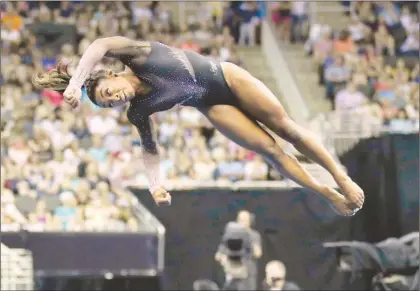  ?? Foto Ap ?? ▲ Simone Biles, de 22 años, causó admiración con sus ejercicios en piso durante el Campeonato de Gimnasia de Estados Unidos.