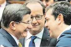  ?? Turecký premiér Davutoglu (vlevo) mluví s francouzsk­ým prezidente­m Hollandem (uprostřed) a řeckým premiérem Tsiprasem. FOTO ČTK/ AP ?? Dohodli se.