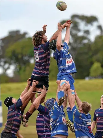  ?? Photo: Kevin Farmer ?? MY BALL: Toowoomba Bears and USQ lock line-out horns in their round-11 Risdon Cup match last season at USQ Oval. The traditiona­l rivals meet today at Heritage Oval.