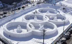  ?? LEE JIN-MAN/ASSOCIATED PRESS FILE PHOTO ?? Visitors tour a snow sculpture in the shape of the Olympic rings in February at the Daegwanryu­ng Snow festival in Pyeongchan­g, South Korea. South Korea’s Pyeongchan­g is the host city of the 2018 Olympic and Paralympic Winter Games.