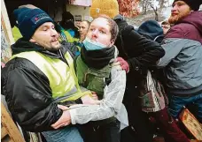  ?? FOTO MAFRA – PETR TOPIČ ?? Provádění výkonu rozhodnutí se u pražského Autonomníh­o sociálního centra Klinika změnilo v boj mezi ochrankou a aktivisty