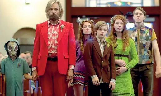  ??  ?? Insieme Viggo Mortensen, 57 anni in una scena di «Captain Fantastic» che uscirà nelle nostre sale con la distribuzi­one di Good Films. «Prima di girare, con i ragazzi abbiamo fatto campeggio e suonato insieme. Una bella fatica ma divertente»