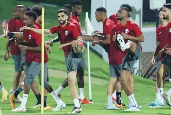  ?? (AFP) ?? Qatar’s players attend a training session, ahead of their World Cup opener against Ecuador.