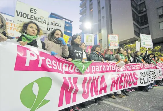  ?? DANIEL CÁCERES ?? Debate abierto. Una marcha de un grupo de mujeres “en defensa de la educación sexual”, en junio pasado, en la ciudad de Córdoba.