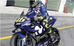  ??  ?? ANEH: Pembalap Movistar Yamaha Valentino Rossi menjajal fairing baru pada uji coba tengah musim MotoGP di Sirkuit Brno, Republik Ceko, kemarin.