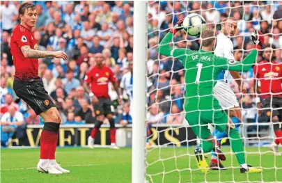  ??  ?? Murray antecipou-se a Lindelof e desviou para o primeiro golo do Brighton frente ao United