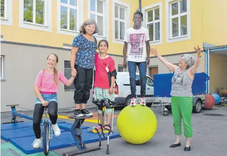  ?? FOTO: ANKE KUMBIER ?? Locker bleiben und das Gleichgewi­cht halten ist oft die größte Herausford­erung bei den Zirkusprob­en.