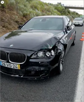  ??  ?? 1 1 BMW oficial do ministro logo após o acidente,
na A6