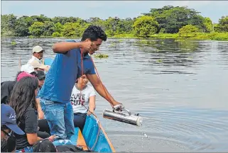  ?? CORTESÍA ?? Labor. Los alumnos de la Universida­d Salesiana recorriero­n parte del río Daule para recoger las muestras.