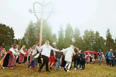  ?? FOTOS (2): ISABELLE MODLER ?? An Midsommar bleibt es auch abends lange hell: Wenn die Musiker Volksliede­r oder etwa das Kinderlied Små grodorna (Die kleinen Frösche) anstimmen, tanzen alle mit.