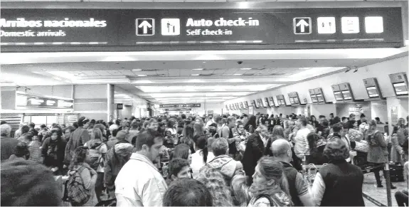  ?? NA ?? Como en los días anteriores,
gran cantidad de personas no pudieron viajar ayer en avión a los destinos elegidos para las vacaciones de invierno.