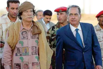  ??  ?? Al Viminale L’allora ministro dell’interno Beppe Pisanu in Libia nel 2004 per un incontro con Gheddafi