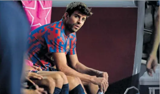  ?? / PAU BARRENA (AFP) ?? Piqué, en el banquillo contra el Viktoria Plzen el pasado 7 de septiembre.