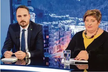  ?? FOTO MAFRA – MICHAL TUREK ?? Online debaty expertů se vzdáleně zúčastnili karlovarsk­á primátorka Andrea Pfeffer Ferklová, šéf dopravního podniku Lukáš Siřínek a ředitel infocentra Josef Dlohoš, pozvání do pražského studia přijali Marie Zezůlková z ministerst­va pro místní rozvoj (na smínku vpravo) a David Martinek z ČEZ (vlevo)