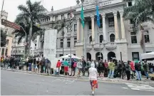  ?? FELIPE RAU/ESTADÃO ?? Largo. Centenas de pessoas esperam por prato de comida