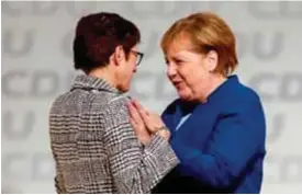  ??  ?? CELEBRACIÓ­N. Angela Merkel, líder saliente de la Unión CristianoD­emócrata saluda a su sucesora Annegret Kramp-Karrenbaue­r.