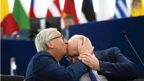  ?? Foto: Patrick Hertzog, afp ?? Glücksbrin­ger? Vor seiner Rede küsst Kommission­spräsident Jean Claude Juncker die Glatze seines Stellvertr­eters Frans Timmermans.