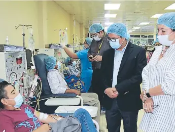  ??  ?? ATENCIONES. El secretario de Salud, Octavio Sánchez, manifestó que se garantizar­á el tratamient­o.