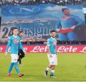  ??  ?? Lorenzo Insigne e il grande striscione dedicatogl­i dai tifosi