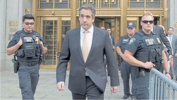  ?? AP ?? Detalles. El ex abogado del presidente, Michel Cohen, al salir de la corte de Nueva York. Allí involucró a Trump con un pago para guardar silencio.