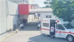  ?? FOTO: MIGUEL URÍAS ?? > Ambulancia en la que trasladaro­n al varón.