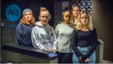  ?? FOTO: STEINAR VINDSLAND ?? Inne i garderoben på Aquarama ble elever rundtstjål­et. Fra venstre mamma Jorun Jensen, datteren Rikke Johnsen, Alexandra Yohannes, Emma Larsson og Karen Knudsen.