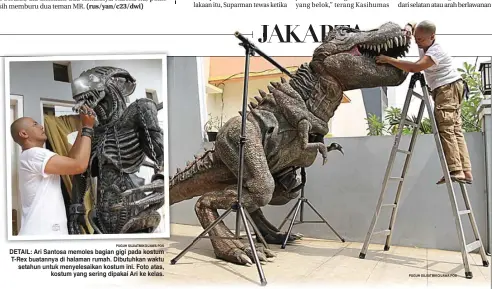  ?? PUGUH SUJIATMIKO/ SUJIATMIKO/JAWAJAWA POS ?? DETAIL: Ari Santosa memoles bagian gigi pada kostum T-Rex buatannya di halaman rumah. Dibutuhkan waktu setahun untuk menyelesai­kan kostum ini. Foto atas,
kostum yang sering dipakai Ari ke kelas.