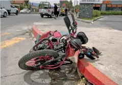  ?? ?? Estado. La motociclet­a Italika involucrad­a en el accidente quedó con daños visibles en la parte frontal y lateral derecha.