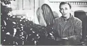 ?? JOURNAL SENTINEL FILES ?? Bing Crosby sings "White Christmas" in the 1942 movie "Holiday Inn."