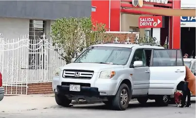  ?? ?? el lugar no cuenta con espacios adecuados de estacionam­iento, lo que representa otro problema además de los posibles riesgos sanitarios que preocupan a los vecinos