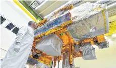  ?? FOTO: FELIX KÄSTLE/DPA ?? Satellit MetOp-C in der Airbus-Montagehal­le in Immenstaad am Bodensee: Die Weltraumsp­arte kämpft weiter um Aufträge.