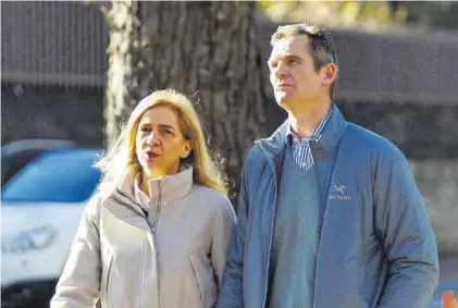 ?? DAVID AGUILAR / EFE ?? Cristina e Iñaki Urdangarin paseando por Vitoria, en 2019.