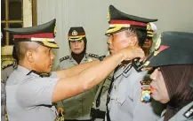  ?? ZAIM ARMEIS/JAWA POS ?? EMBAN TUGAS: Kapolresta­bes Kombespol Rudi Setiawan melantik Kompol I Wayan Purwa, satu di antara enam orang yang diberi jabatan baru.