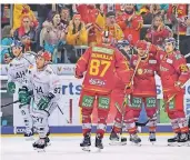  ?? FOTO: BIRGIT HÄFNER ?? Torjubel der DEG (rote Trikots) gegen Augsburg – so wünschen es sich die Düsseldorf­er auch in den Play-offs.