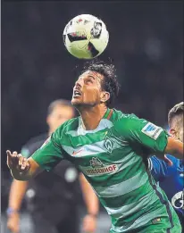  ?? FOTO: EFE ?? Pizarro, con el Werder Bremen, que no le renovó a los 38