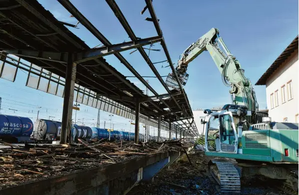  ?? Foto: Silvio Wyszengrad ?? Auf dem Bahnhofsar­eal hat der Abriss der alten Ladehofgeb­äude begonnen.