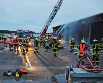  ?? Foto: Dominik Huber ?? Den Einsatz bei einem Brand übten mehrere Feuerwehre­n.