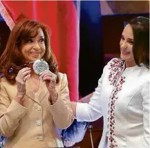  ?? Dolores Ochoa/ Associated Press ?? Cristina recebe condecoraç­ão de parlamenta­res no Equador